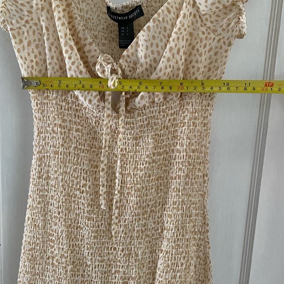 Short Sleeve Sweetheart Neck with Tie Detail Tan Spotted Body-con Dress - Picture 6 of 10